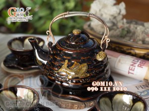 Bộ ấm chén dáng vuốt men hỏa biến đen khắc nổi Cá Chép Liên Hoa