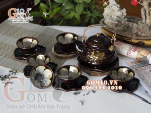 Bộ ấm chén dáng vuốt men hỏa biến đen khắc nổi Cá Chép Liên Hoa