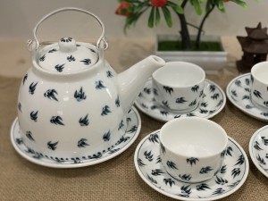 Bộ ấm chén dáng vuốt men trắng vẽ trúc, 450ml
