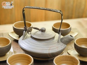 Bộ ấm chén đĩa bay gốm ganh quai đồng cao cấp, 400ml