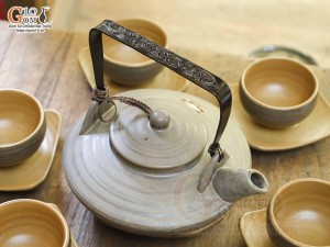 Bộ ấm chén đĩa bay gốm ganh quai đồng cao cấp, 400ml