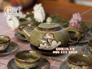 Bộ ấm chén độc ẩm men gấm vàng khắc sen