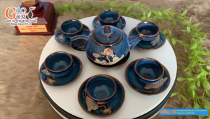 Bộ ấm chén độc ẩm men xanh đá khắc sen