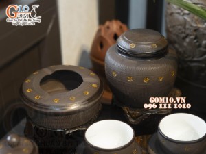 Bộ ấm chén nâu ganh dáng cao gốm hồng sa, khắc sao vàng, đầy đủ phụ kiện 380ml