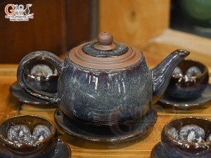 Bộ ấm chén gốm dáng cao men hỏa biến chén lòng hoa, 450ml