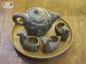 Bộ ấm chén gốm dáng dê màu rêu, khay tròn