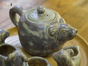 Bộ ấm chén gốm dáng dê màu rêu, khay tròn