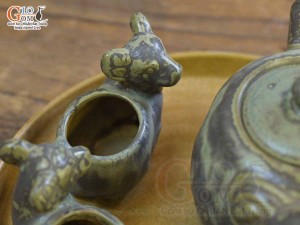 Bộ ấm chén gốm dáng dê màu rêu, khay tròn