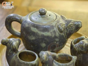 Bộ ấm chén gốm dáng dê màu rêu, khay tròn