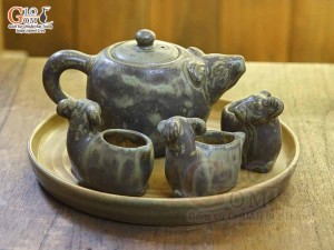 Bộ ấm chén gốm dáng dê màu rêu, khay tròn