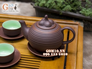 Bộ ấm chén gốm dáng măng cụt nâu, chén lòng xanh