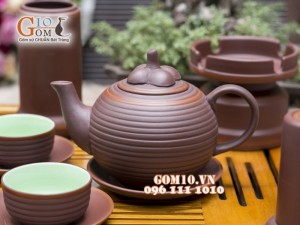 Bộ ấm chén gốm dáng măng cụt nâu, chén lòng xanh, đầy đủ phụ kiện