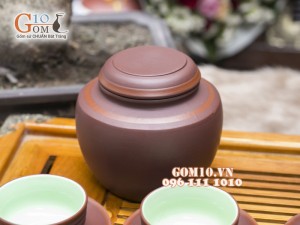 Bộ ấm chén gốm dáng măng cụt nâu, chén lòng xanh, đầy đủ phụ kiện