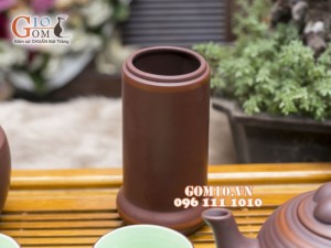 Bộ ấm chén gốm dáng măng cụt nâu, chén lòng xanh, đầy đủ phụ kiện