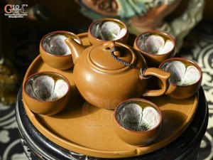 Bộ ấm chén gốm dáng quả hồng chén lòng hoa, khay tròn 350ml