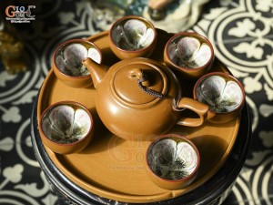 Bộ ấm chén gốm dáng quả hồng chén lòng hoa, khay tròn 350ml