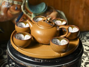 Bộ ấm chén gốm dáng quả hồng chén lòng hoa, khay tròn 350ml