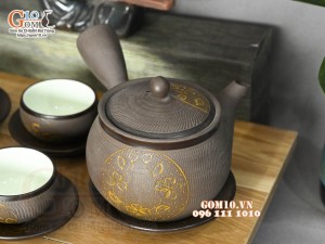 Bộ ấm chén dáng cao quai ngang gốm hồng sa, khắc trăng vàng, 350ml