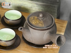 Bộ ấm chén dáng cao quai ngang gốm hồng sa, khắc trăng vàng, 350ml