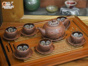 Bộ ấm chén gốm dáng tống khắc đào chỉ đỏ chén lòng hoa, 350ml