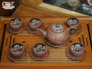Bộ ấm chén gốm dáng tống khắc đào chỉ đỏ chén lòng hoa, 350ml