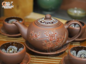 Bộ ấm chén gốm dáng tống khắc đào chỉ đỏ chén lòng hoa, 350ml