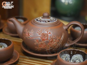 Bộ ấm chén gốm dáng tống khắc đào chỉ đỏ chén lòng hoa, 350ml