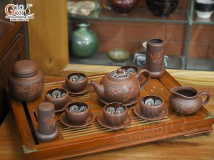 Bộ ấm chén gốm dáng tống khắc đào chỉ đỏ, chén lòng hoa đầy đủ phụ kiện, 350ml