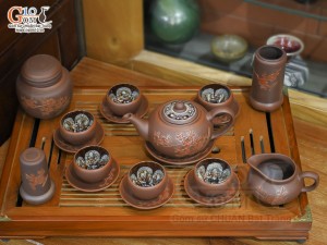 Bộ ấm chén gốm dáng tống khắc đào chỉ đỏ, chén lòng hoa đầy đủ phụ kiện, 350ml