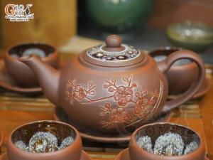 Bộ ấm chén gốm dáng tống khắc đào chỉ đỏ, chén lòng hoa đầy đủ phụ kiện, 350ml