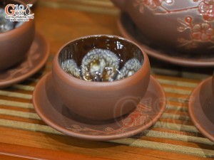 Bộ ấm chén gốm dáng tống khắc đào chỉ đỏ, chén lòng hoa đầy đủ phụ kiện, 350ml