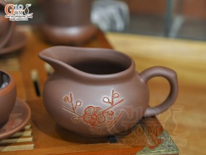 Bộ ấm chén gốm dáng tống khắc đào chỉ đỏ, chén lòng hoa đầy đủ phụ kiện, 350ml