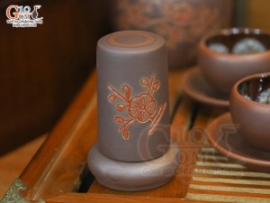 Bộ ấm chén gốm dáng tống khắc đào chỉ đỏ, chén lòng hoa đầy đủ phụ kiện, 350ml