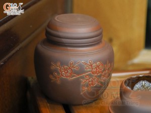 Bộ ấm chén gốm dáng tống khắc đào chỉ đỏ, chén lòng hoa đầy đủ phụ kiện, 350ml