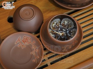 Bộ ấm chén gốm dáng tống khắc đào chỉ đỏ, chén lòng hoa đầy đủ phụ kiện, 350ml
