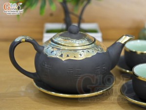 Bộ ấm chén gốm dáng tống khắc Phúc Lộc Thọ đen bọc đồng, 350ml