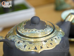 Bộ ấm chén gốm dáng tống khắc Phúc Lộc Thọ đen bọc đồng, 350ml