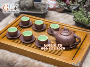 Bộ ấm chén gốm đắp đào nâu, chén lòng xanh