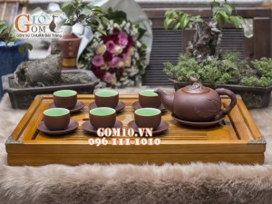 Bộ ấm chén gốm đắp đào nâu, chén lòng xanh