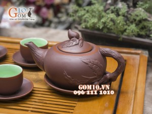 Bộ ấm chén gốm đắp đào nâu, chén lòng xanh