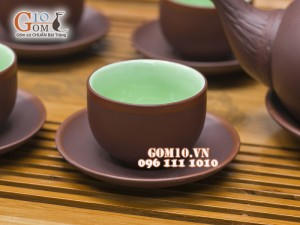 Bộ ấm chén gốm đắp đào nâu, chén lòng xanh