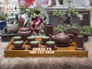 Bộ ấm chén gốm đắp đào nâu, chén lòng xanh, đầy đủ phụ kiện