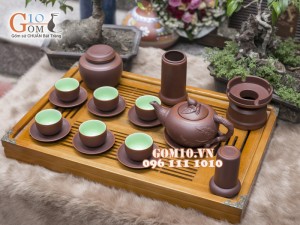 Bộ ấm chén gốm đắp đào nâu, chén lòng xanh, đầy đủ phụ kiện
