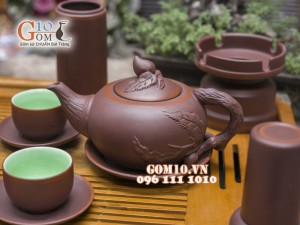 Bộ ấm chén gốm đắp đào nâu, chén lòng xanh, đầy đủ phụ kiện