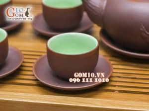 Bộ ấm chén gốm đắp đào nâu, chén lòng xanh, đầy đủ phụ kiện