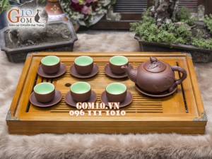 Bộ ấm chén gốm đắp đào nâu, chén lòng xanh