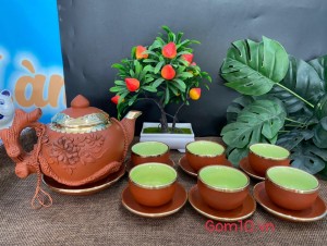 Bộ ấm chén gốm đắp nổi hoa phù dung đỏ bọc đồng, 500ml