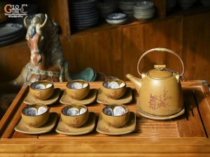 Bộ ấm chén gốm họa tiết Mã Đáo Thành Công kẻ chỉ vàng, chén lòng hoa 400ml