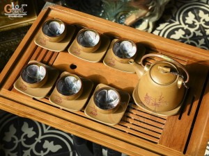 Bộ ấm chén gốm họa tiết Mã Đáo Thành Công kẻ chỉ vàng, chén lòng hoa 400ml