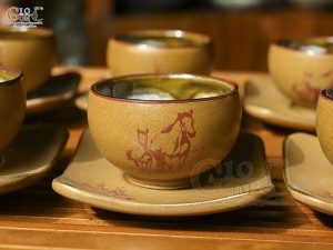 Bộ ấm chén gốm họa tiết Mã Đáo Thành Công kẻ chỉ vàng, chén lòng hoa 400ml